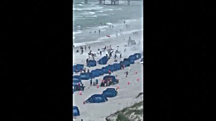Смерч рани двама души на плаж във Флорида