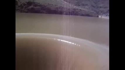 Дупка в езеро,  водеща към нищото