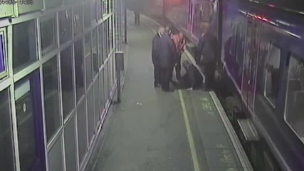 Мъж падна под движещ се влак и оцеля