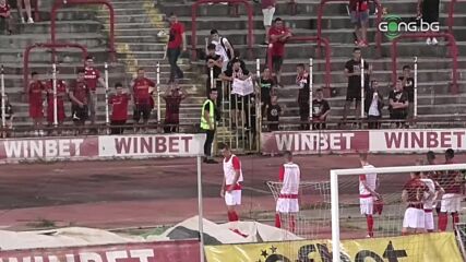 Метнаха бутилка по футболистите на ЦСКА