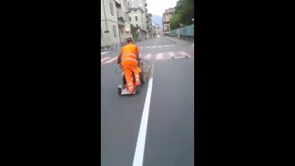 Работник с феноменален майсторлък боядисва пътната маркировка на улица