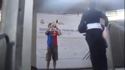 Млад фен на Барса се гаври с Реал насред „бернабеу” 