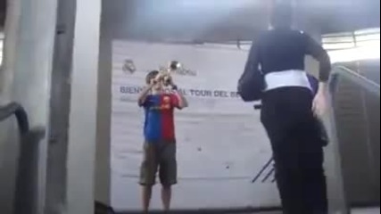 Млад фен на Барса се гаври с Реал насред „бернабеу” 