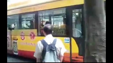 Как ядосан китаец излиза от автобуса ...