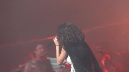Selena изпълнява Round and Round