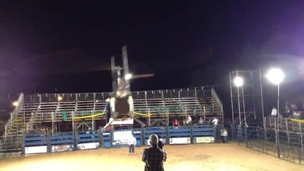 Щур пилот танцува валс с хеликоптера си преди започване на родео с бикове