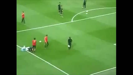 Роналдиньо отново показва уменията си !
