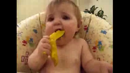 Бебе похапва лимон 