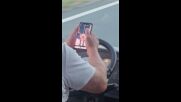 Уволниха шофьор на автобус, гледал TikTok зад волана