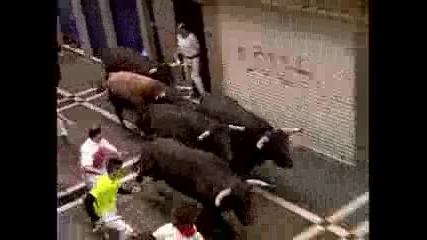 Мъж прободен при надбягване с бикове