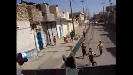 Ирак - Деца Бягат След Камион С Вода