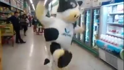Луда крава в Магазин