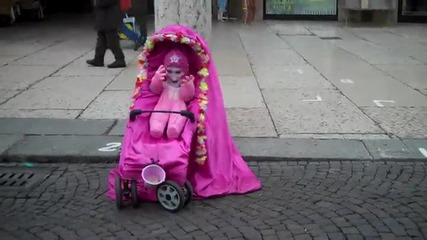 Хленчещо бебе в количка се закача с мацката, смях