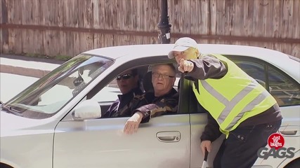 Смешна Скрита Камера - Slow Granny Drives Drivers Crazy