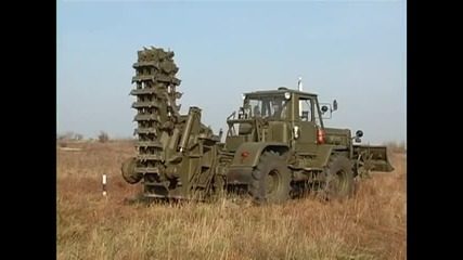 Военна машина за изравяне на окопи в земята Мдк.