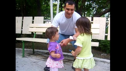 Петя и Катя хапват сладолед 