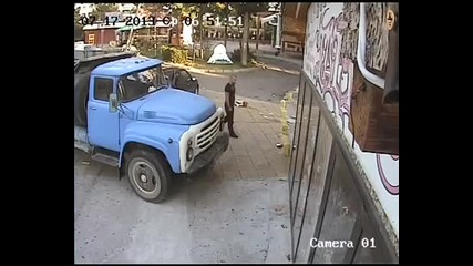 Камион с мутри нахлува в имот в Слънчев бряг пред очите на стотици туристи