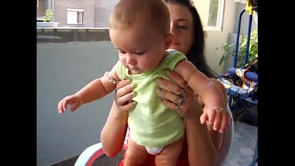 Петя се храни и бати Пламен я заключи на терасата