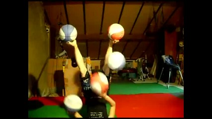 Секси червенокоса жонглира с пет баскетболни топки