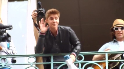 Justin Bieber singing Boyfriend at the balcony - Paris 1er juin 2012