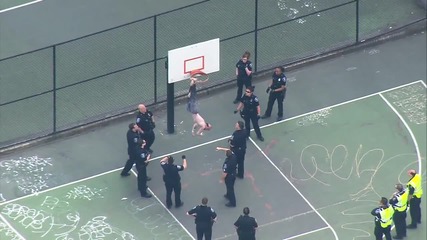 Полицията спасява човек, заседнал в баскетболен кош