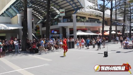 Спайдърмен с танц пародия на " Flash Dance " на улицата ,спечели аплодисментите на хората!