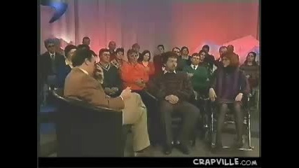 Водещ се спукава от смях в ефир