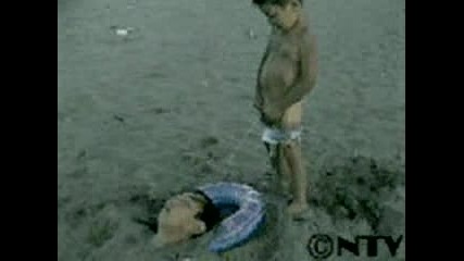 лудо китаиче пикае на главата на баща си докато е заровен в пясъка