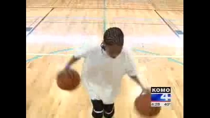 11 годишно момче прави каквото си иска с баскетболни топки Vbox7 