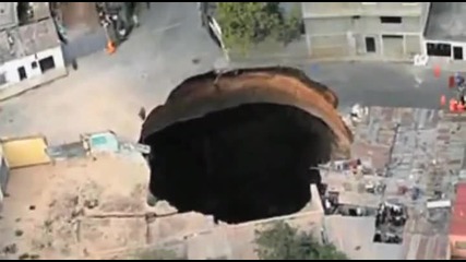 Човек пада в огромна дупка