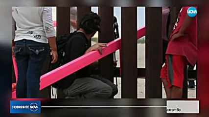 Активист монтира люлки на оградата между САЩ и Мексико