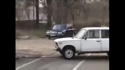 Пожарна тегли жигула която се разспада