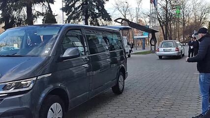 Пристигнаха венците в памет на легендата Петър Жеков
