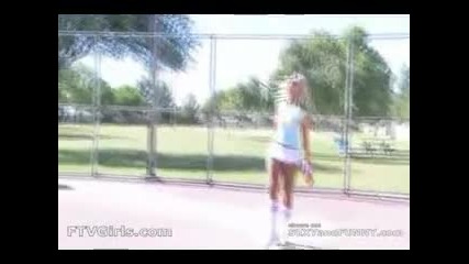Секси блондинка с много къса поличка игра е тенис 