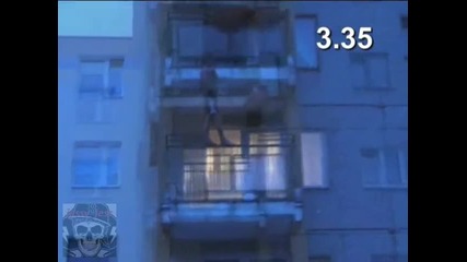 Полицаи преследват самоубиец по балконите