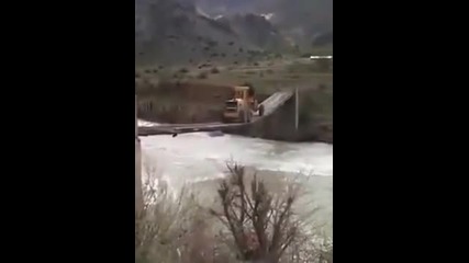 Шофьор на тежка пътно-строителна машина минава по моста на смърта !