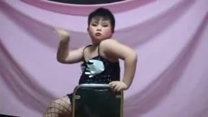 Китайче танцува облечено като Кристина Агилера *смях*
