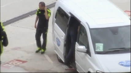 Испания вече си е у дома, избегна среща с феновете