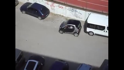 Жена от Испания паркира Smart