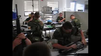 Войници Се Учат Да Разглобяват М16