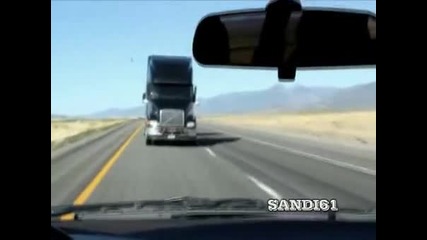 Камион изпреварва на заден ход 