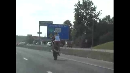 На задна гума с двама души
