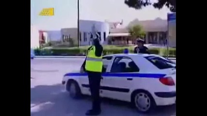 Смях Полицай спира моторист