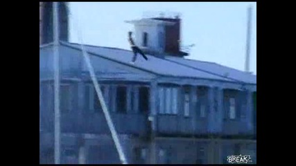 Лудак се подхлъзва и пада от покрива на къща във вода 