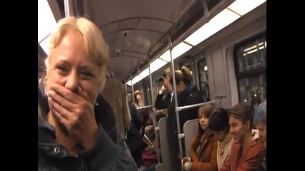 Жена разсмя всички в метрото