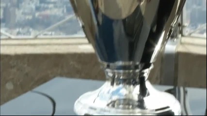 Трофеят от ШЛ на върха на Емпайър Стейт Билдинг