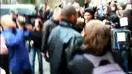 Фенки атакуват Justin Bieber в Париж 