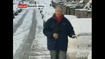 Репортер на новини го стрелят със снежни топки ( Смях ) 