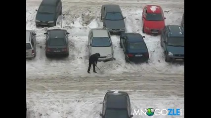 Лудак затрупва кола със сняг Смях