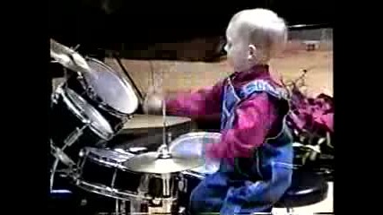 3 годишно бебе барабанист